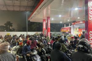 बरेली: ट्रकों के पहिये थमे, पेट्रोल-डीजल की किल्लत, करोड़ों का कारोबार प्रभावित