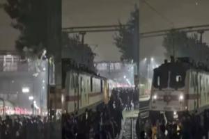 गुरूग्राम: ट्रेन में अंदर नहीं जाने देने पर यात्रियों ने किया हंगामा, बैठे पटरियों पर 