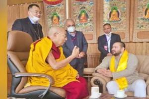 बोधगया: तेजस्वी यादव ने तिब्बती आध्यात्मिक नेता दलाई लामा से की मुलाकात 