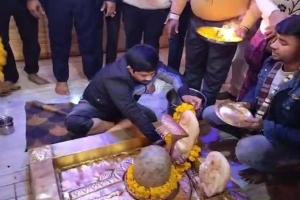 प्रयागराज: मंत्री नंद गोपाल गुप्ता ने मंदिर में की साफ-सफाई, दिया यह संदेश