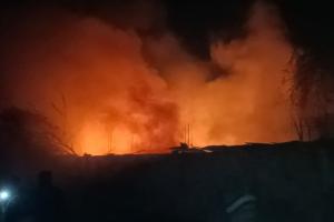 बहराइच: कबाड़ के गोदाम में लगी भीषण आग, डेढ़ घंटे बाद दमकल ने आग पर पाया काबू, एडीएम और एसपी सिटी ने लिया जायजा