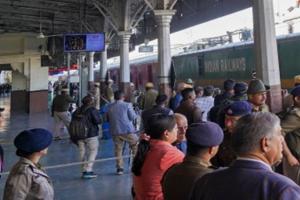 प्रयागराज: रेलवे स्टेशनों पर भी किया गया प्राण प्रतिष्ठा का सीधा प्रसारण