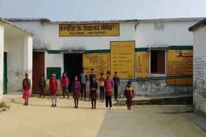 सुलतानपुर: 22 दिन बाद खुले स्कूल, कम रही बच्चों की उपस्थिति, दोपहर बाद निकली धूप 