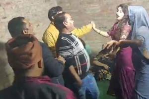 Fatehpur News: बंद कमरे में बार बालाओं ने किया डांस… लोगों ने खूब उड़ाए पैसे, सोशल मीडिया पर वीडियो वायरल