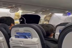 Video : हवा में उड़ा अलास्का एयरलाइंस का दरवाजा, सहमे यात्री...विमान की आपातकालीन लैंडिंग 