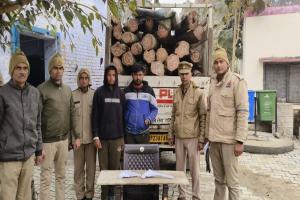 रामपुर: नहीं रुक रहा प्रतिबंधित पेड़ों का कटान, पुलिस ने दो तस्कर समेत खैर की 34 बोटे लकड़ी पकड़ी