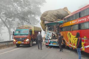 कोहरे में डबल डेकर बस और ट्रक में हुई भिड़ंत, सात यात्री हुए घायल,लखीमपुर मार्ग पर सुबह हुई घटना