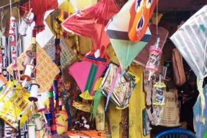 Banda News: मकर संक्रांति पर सजी पतंग की दुकानें... जमकर हो रही खरीददारी, पतंगबाजी का शौक युवाओं में आज भी हावी