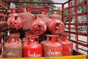 हल्दूचौड़: नहीं पहुंच रही ग्रामीण इलाकों में घरेलू गैस की गाड़ी, लोगों को उठानी पड़ रही परेशानी