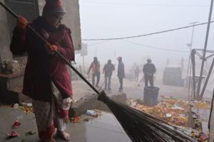 Kanpur News: मंदिर-शिवालयों में शुरू सफाई, महापौर प्रमिला पांडेय ने लगाई झाडू, इतने दिन तक चलेगा अभियान