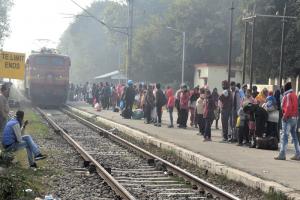 मुरादाबाद : ठंड बेरहम, ट्रेनों की प्रतीक्षा पड़ रही है भारी...दैनिक यात्री परेशान