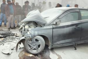 Kanpur Accident: टोल प्लाजा पर डिवाइडर से कार अनियंत्रित होकर टकराई... आग लगने से दो लोग घायल, घने कोहरे के चलते हुआ हादसा