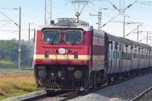 मुरादाबाद : कोहरे की मार ने रोक दी ट्रेनों की चाल, पुरबिया एक्सप्रेस ने देर से चलने का बनाया रिकॉर्ड 