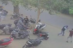 आगरा में बाइक सवार युवक ने छात्र पर नुकीले तार लगे डंडे से किया हमला, हमले से छात्र के हाथ की हड्डी टूटी, VIDEO VIRAL...