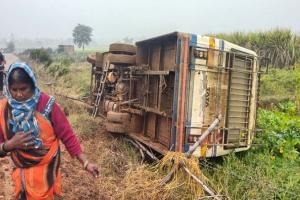 मीरजापुर: अनियंत्रित होकर सड़क किनारे पलटी बस, चालक को आईं चोटें, यात्री बाल-बाल बचे