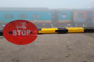 बहराइच: पावर कट हुई तो ट्रैक पर ही खड़ी हो गई ट्रेन, घंटों लगा रहा सड़क पर जाम, राहगीर रहे परेशान