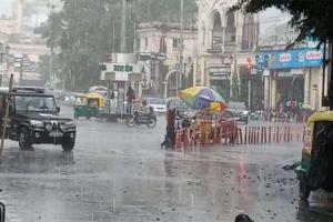 राजधानी लखनऊ में दोपहर के बाद गरज चमक से साथ शुरू हुई बारिश, लोगों को धुंध और प्रदूषण से मिली राहत!  