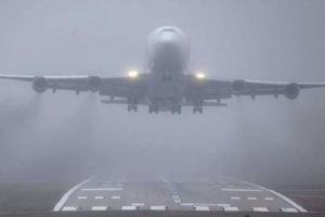 लखनऊ: वायु मार्ग में भी दिख रही खराब मौसम की मार!, दो उड़ानें रद, एक डायवर्ट