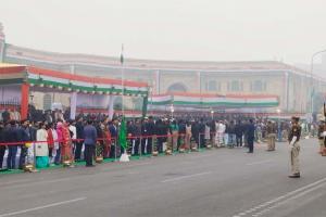 लखनऊ: राज्यपाल आनंदी बेन पटेल ने विधानसभा के सामने फहराया तिरंगा, परेड की ली सलामी, देखें video 