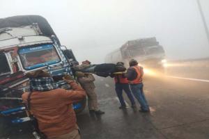 गौतमबुद्धनगर: घने कोहरे के चलते हुआ भीषण सड़क हादसा, एक के बाद एक टकराईं पांच ट्रकें, एक की मौत, कई घायल 