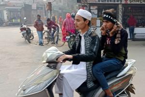 लखीमपुर-खीरी: 18 वर्ष से कम आयु के छात्र-छात्राओं को वाहन चलाने पर प्रतिबंध फिर भी सड़क पर भर रहे फर्राटा 