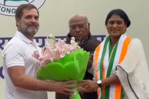 कांग्रेस में शामिल हुईं वाईएसआर तेलंगाना पार्टी की नेता शर्मिला, पार्टी का हुआ विलय 
