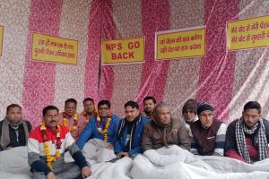 कासगंज: जिले से भूख हड़ताल में शामिल हुए दर्जनों कर्मचारी और शिक्षक 