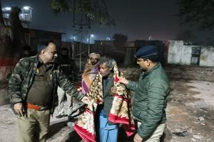 कासगंज: जिले भर में पुलिस ने ठंड से ठिठुरते बेसहारा और जरूरतमंदों को बांटे कम्बल