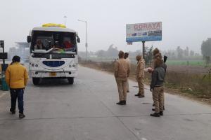 शाहजहांपुर: टोल प्लाजा कर्मचारियों ने बस चालक और यात्रियों को पीटा, बस में तोड़फोड़, तीन साल की बच्ची सहित चार यात्री घायल