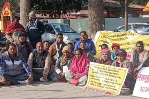 रामनगर: मोहान आयुर्वेदिक कारखाने के बाहर श्रमिक बैठे उपवास  पर            