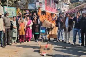अल्मोड़ा: राहुल गांधी की यात्रा पर हमले के विरोध में फूंका भाजपा का पुतला 