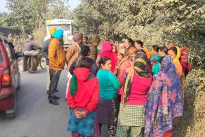 रामनगर: गांजा में काल बनकर दौड़ रहे है डंपर, बच्चे की बची जान...महिलाओं ने लगाया सांकेतिक जाम     