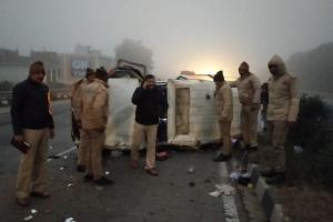 Auraiya News: शव लेकर जा रही एंबुलेंस डिवाइडर से टकराकर पलटी, चालक की मौत