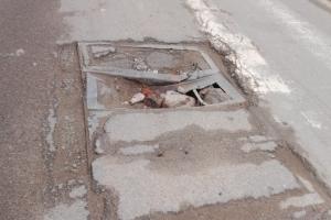 Fatehpur News: राहगीरों के लिए सड़क के गड्ढे बने मुसीबत, बस अड्डे के पास खुले नाले बने यात्रियों का सिरदर्द…