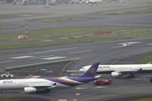 टोक्यो हवाईअड्डे पर दो विमानों की टक्कर के कारण तीन सौ से अधिक उड़ानें रद्द 