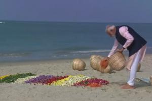 तमिलनाडु के अरिचल मुनाई पहुंचे पीएम मोदी, समुद्र तट पर पुष्प किए अर्पित 