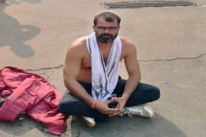 लखनऊ : कड़ाके की ठंड में बिना कपड़ों के घंटों सड़क पर बैठा रहा शख्स, नगर आयुक्त से अलाव की लगा रहा था गुहार