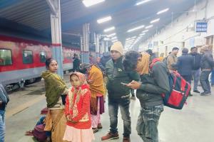  मुरादाबाद : यात्रीगण ध्यान दें, कोहरे ने रोक दी ट्रेनों की रफ्तार 