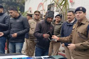 बरेली: पुलिस ने बरामद किए 218 गुम हुए मोबाइल फोन, एसएसपी ने लोगों को सौंपे 