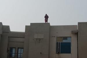 लखीमपुर-खीरी: अस्पताल की तीसरी मंजिल पर चढ़ी युवती बोली, मेरा इलाज नहीं किया तो कूदकर दे दूंगी जान 