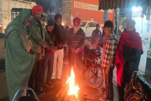 रामपुर : सर्दी का सितम...सर्द हवाओं ने लोगों का जीना किया दुश्वार, जगह-जगह जलाए अलाव