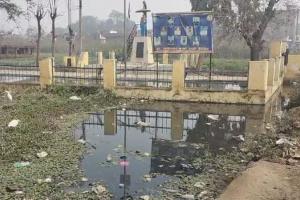 बरेली: गंदगी से घिरा अंबेडकर पार्क, चारों ओर पानी भरने से तालाब में हुआ तब्दील 