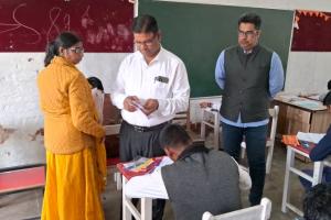 UP board exam: लखनऊ में डीएम ने परीक्षा केंद्रों का किया निरीक्षण, दिए जरूरी निर्देश-Video