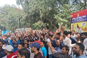 प्रयागराज: पुलिस और छात्र आमने सामने, दर्जन भर छात्र लिए गए हिरासत में