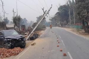 गोंडा में बिजली के खंभे से टकरायी अनियंत्रित कार, 15 गांव की सप्लाई बंद  