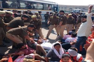 69000 शिक्षक भर्ती: लखनऊ में आरक्षित वर्ग के अभ्यर्थियों ने घेरा BJP प्रदेश कार्यालय, पुलिस से हुई झड़प-Video 