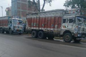 बाराबंकी : ओवरलोड वाहनों पर परिवहन मंत्री ने लिया एक्शन, बालू लदे दो ट्रकों को कराया सीज 
