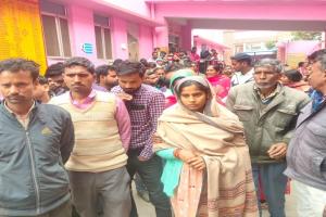 सीतापुर: प्रसव के बाद मृत बच्चा देने पर परिजनों का हंगामा, स्टॉफ पर गंभीर आरोप