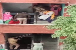 हरदोई: मकान की चौथी मंजिल पर चढ़ गए नंदी महाराज, दो महिलाओं ने सूझबूझ से उतारा नीचे