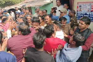 Kanpur: भाजपा नेता ने चौकी में की स्क्रैप कारोबारी की पिटाई; इस बात को लेकर खड़ा हुआ था विवाद...